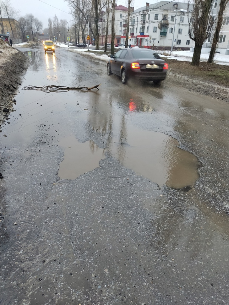 На улице Краснознамённой два автомобиля пробили колёса в дорожной яме