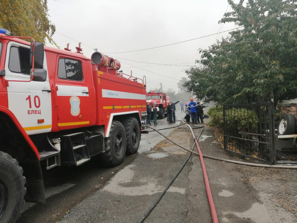 Воскресное утро началось в Ельце с крупного пожара: сгорели частный дом и  автомобиль