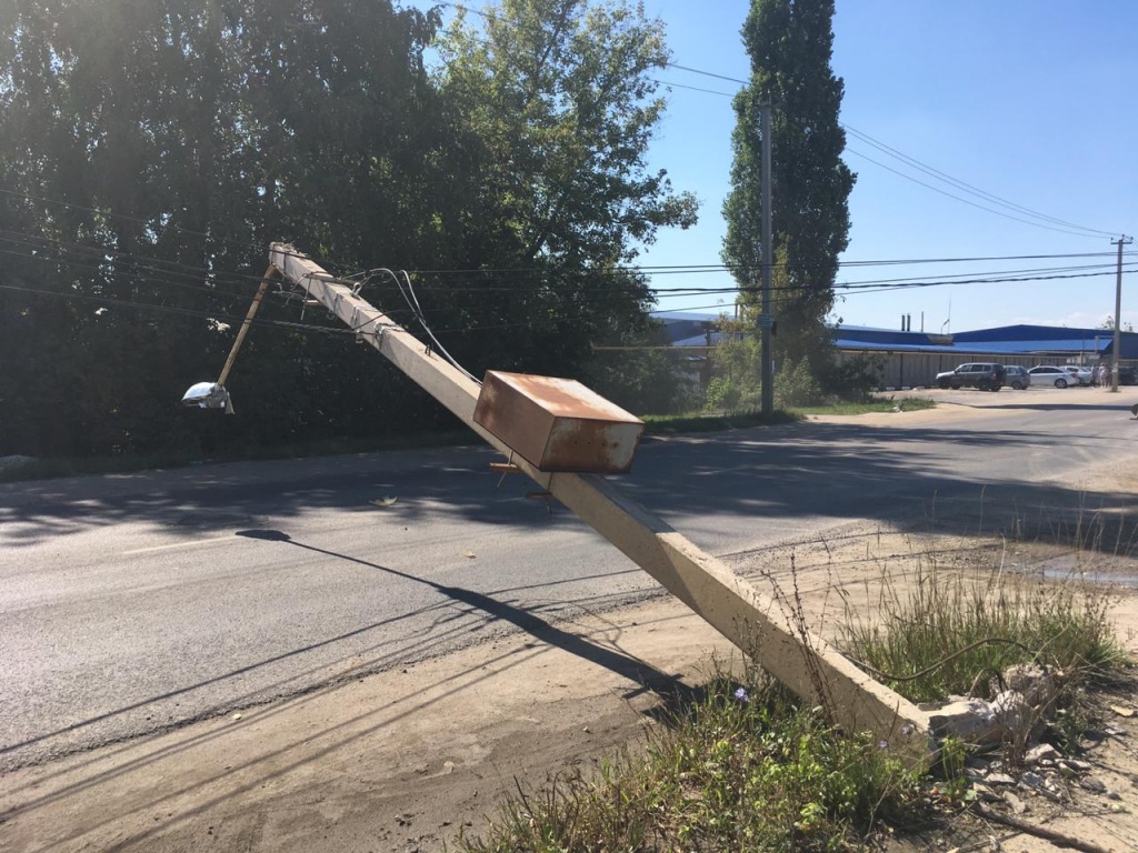 В Липецке столб повис над дорогой на проводах