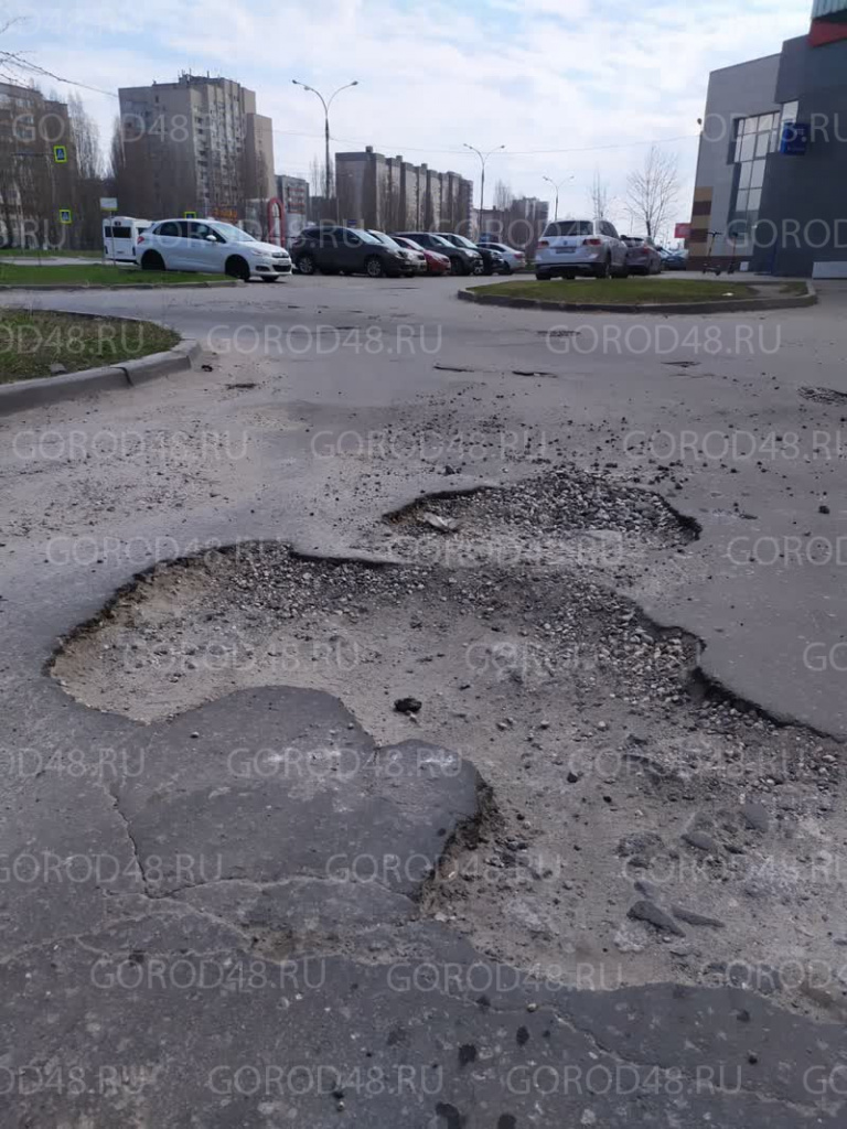 Водители сегодня с трудом преодолевали дорожные ямы на улице Катукова |  10.04.2023 | Липецк - БезФормата