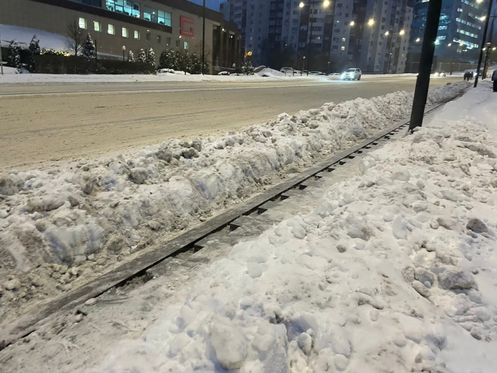 На Плехановском спуске подрядчику не дали укладывать плитку в мороз