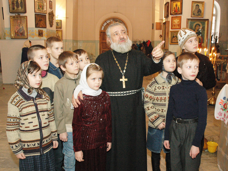 Отец Иван Раков с детьми из воскресной школы.jpg