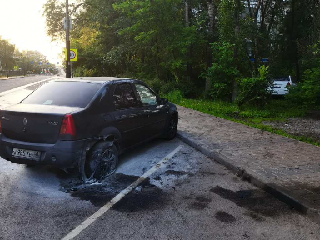 Горевшие на Первомайской автомобили тушили росгвардейцы