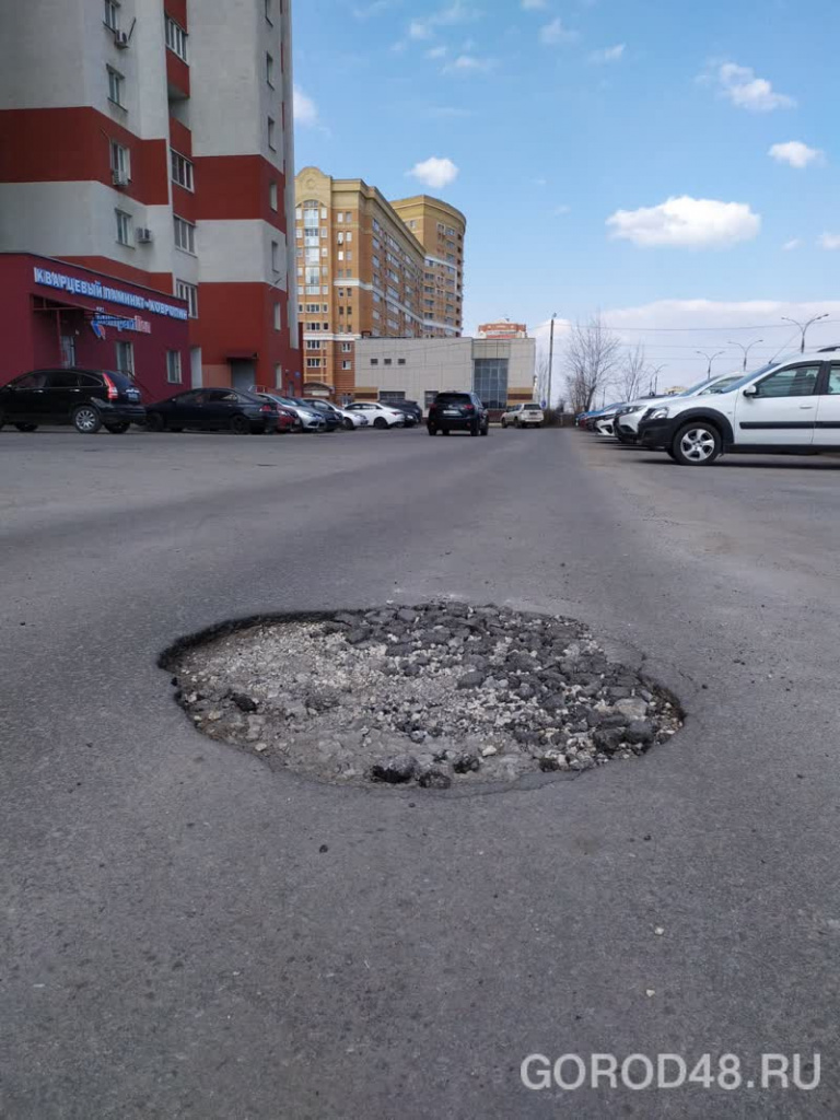 Водители сегодня с трудом преодолевали дорожные ямы на улице Катукова |  10.04.2023 | Липецк - БезФормата