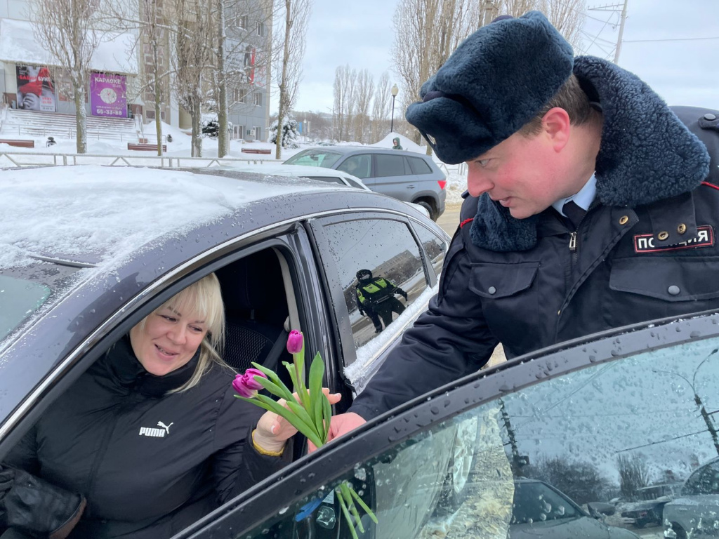 В Липецке женщинам за рулём инспекторы ГИБДД дарят тюльпаны | 05.03.2022 |  Липецк - БезФормата