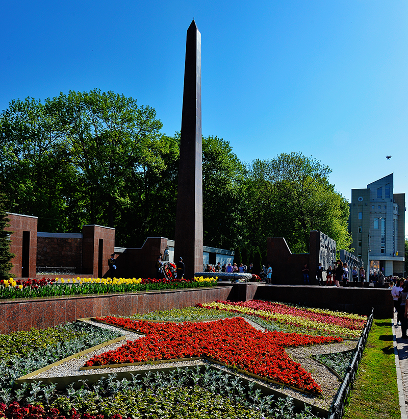 Площадь героев памятники