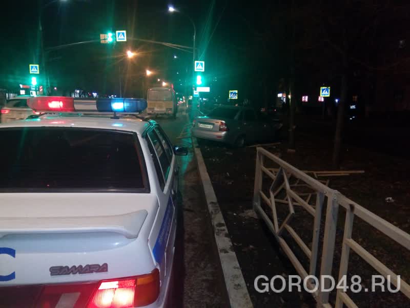 «Лада Приора» снесла забор и врезалась в дерево на улице Космонавтов, водителя ловили полицейские