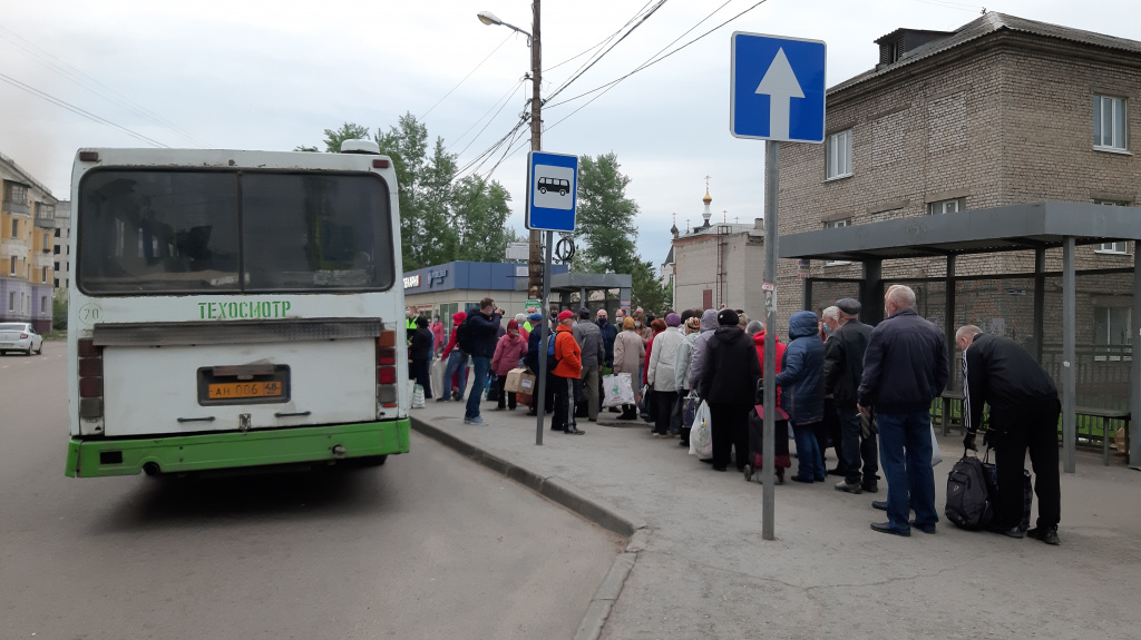 Сели в автобус. Автобус в село Возрождения. Лысый Глобус сел в автобус. Сборка автобусных селений в городе Павлово.. Остановку автобуса село Висичи Полтавской области.