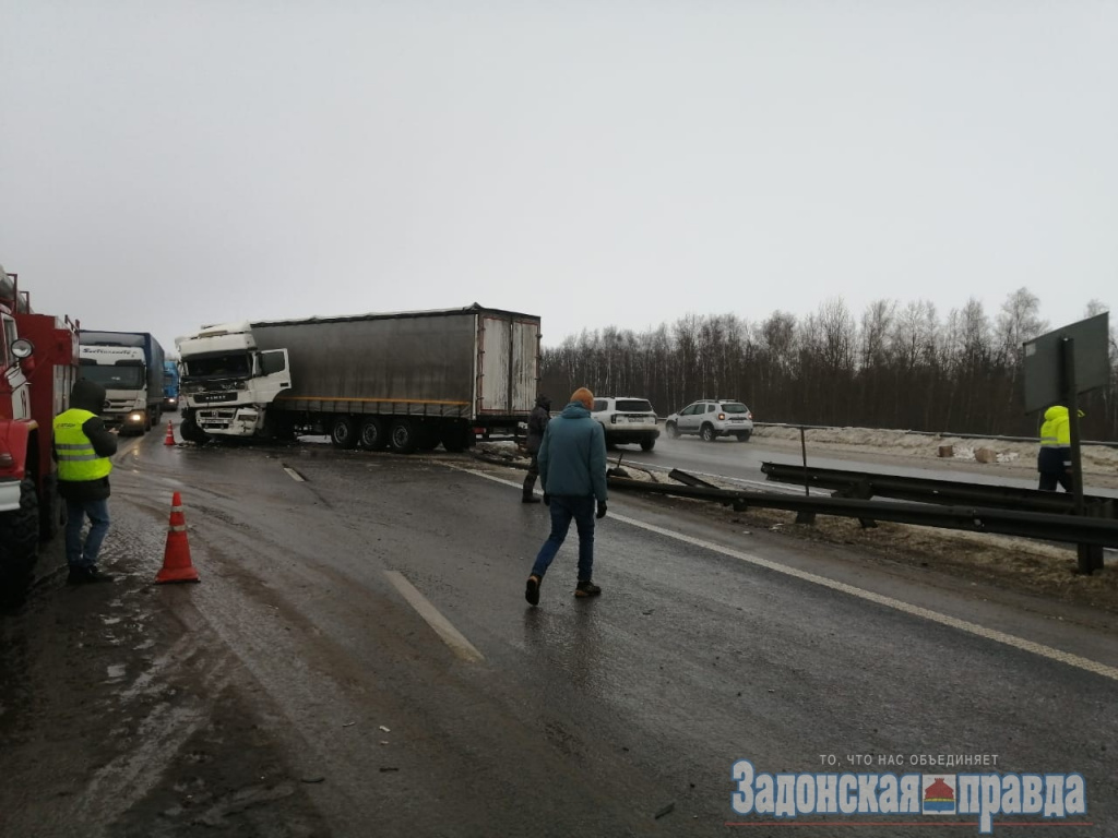 На трассе «Дон» столкнулись два грузовика и легковой автомобиль: пострадал  один человек