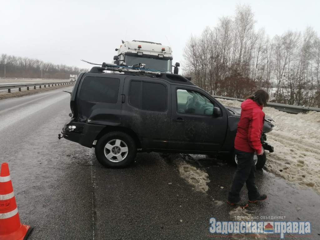 На трассе «Дон» столкнулись два грузовика и легковой автомобиль: пострадал  один человек