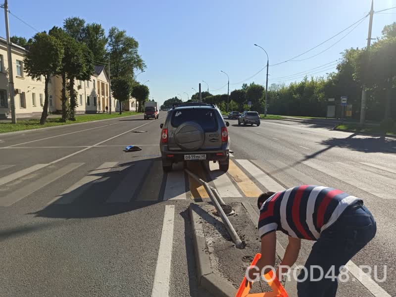 На улице Гагарина «Нива Шевроле» снесла дорожные знаки