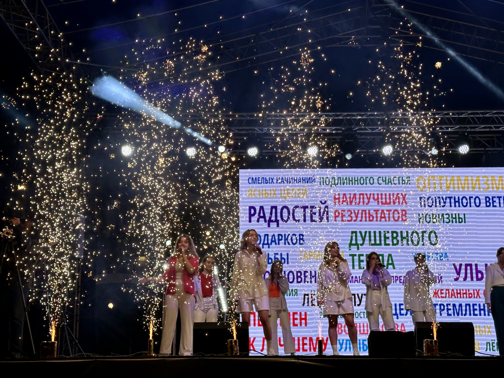 Когда ты станешь большим, сын»: главными звёздами «Липецких зорь» стали  родители и погода | 23.06.2023 | Липецк - БезФормата