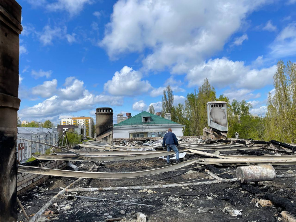 В горевшем на улице Зегеля доме восстанавливают кровлю, вентшахты и карнизные  плиты