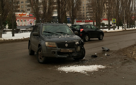 После липецка. Лексус протаранил каршеринг в Липецке. Омск ДТП Лексус Сузуки 2021. Сузуки и Лексус.