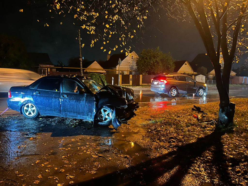 povrezhdeniya_lada_stolknovenie_na_baumana(2).jpg