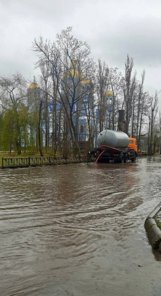 В семи точках Липецка коммунальщики откачивают воду