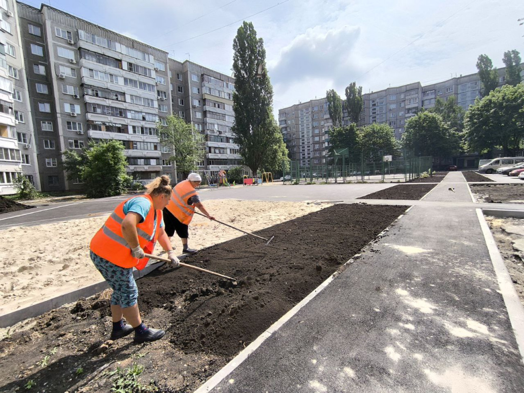 В Военном городке по программе «Мой двор» из «леса Бабы-Яги» делают  приличный сквер | 07.06.2024 | Липецк - БезФормата