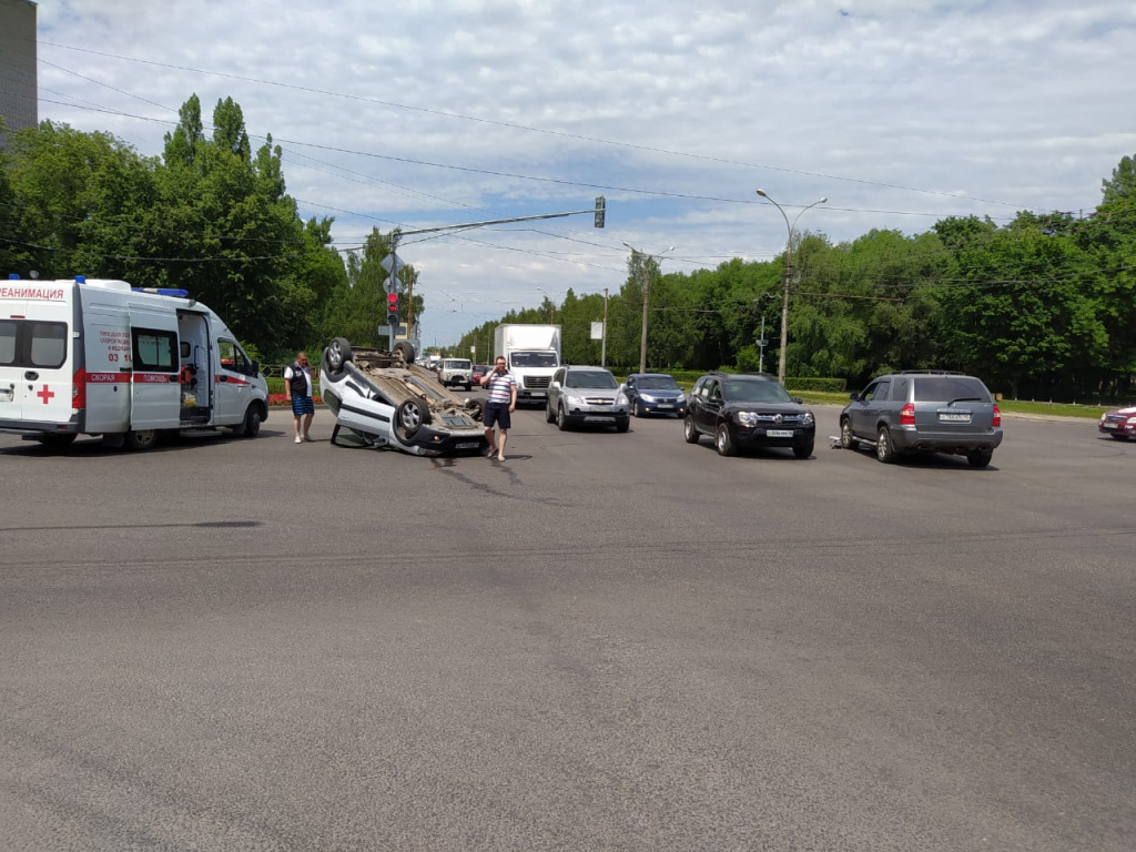 После столкновения на перекрестке автомобиль перевернулся на крышу |  20.06.2020 | Липецк - БезФормата