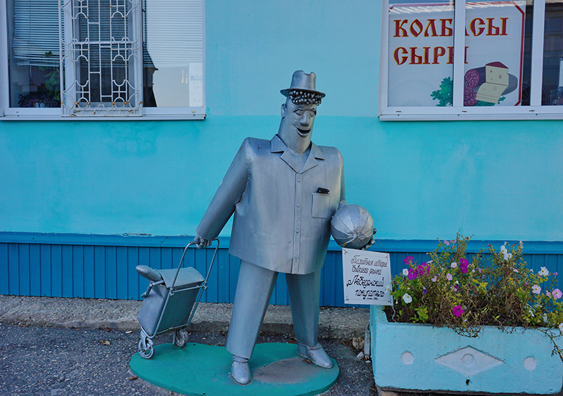 памятник лебедянскому покупателю хз где снятому Щуровым.JPG