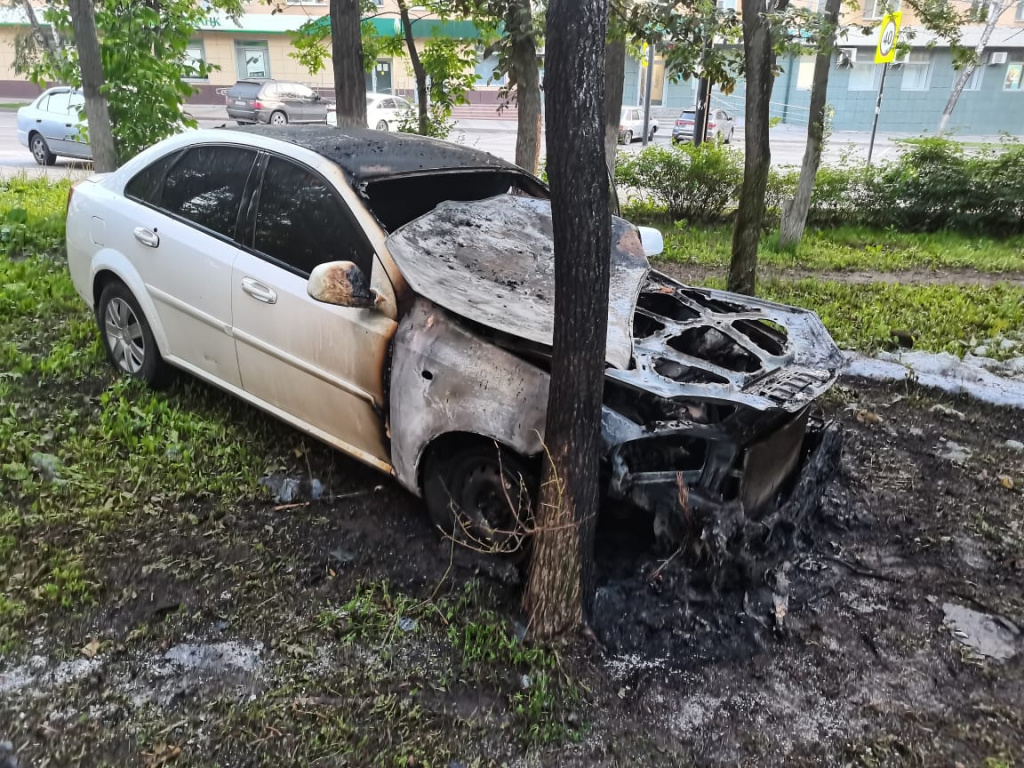 Горевшие на Первомайской автомобили тушили росгвардейцы