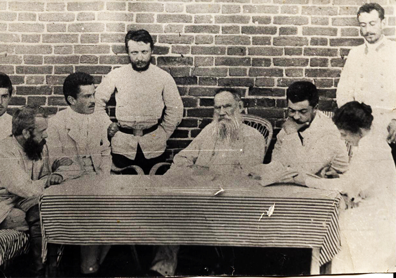 Толстой со своими помощниками в Рязанской губернии проверяет список голодающих. 1892 г..jpg