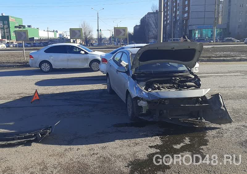 Выезд с улицы Кривенкова затруднен из-за аварии