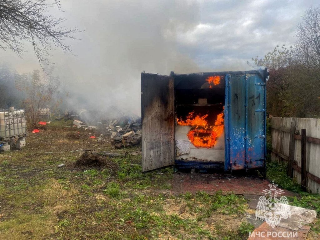 В садоводческом товариществе сгорели дачный дом и машина, пострадала  35-летняя женщина