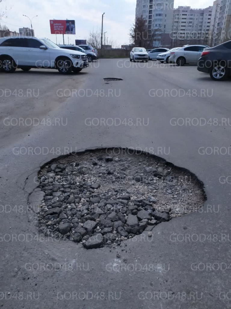 Водители сегодня с трудом преодолевали дорожные ямы на улице Катукова |  10.04.2023 | Липецк - БезФормата