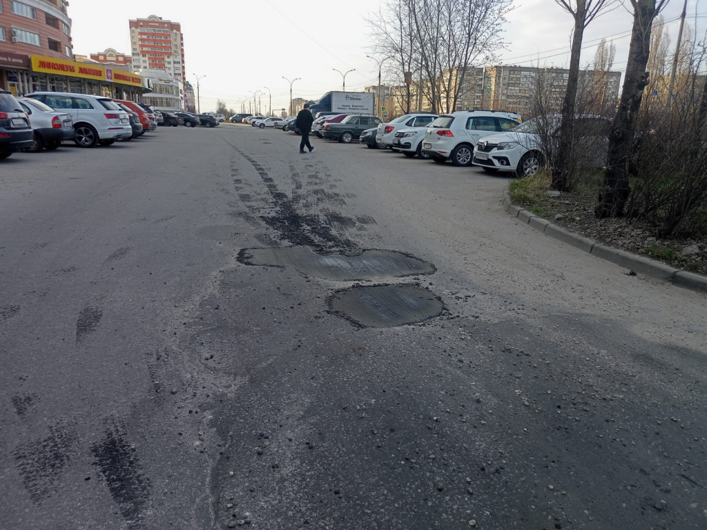 Водители сегодня с трудом преодолевали дорожные ямы на улице Катукова |  10.04.2023 | Липецк - БезФормата