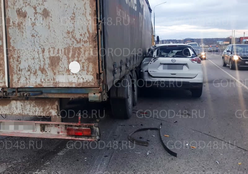 Велосипедист попал под камаз. 10. Аварии в уфе фура придавила. Машина попала под камаз. Ваз 2107 лобовое дтп камаз.