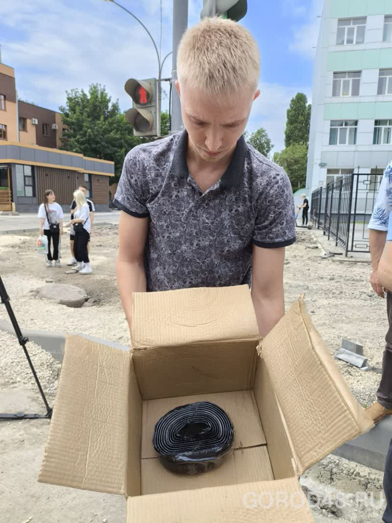 Расползающиеся дороги в Липецке склеят битумной лентой