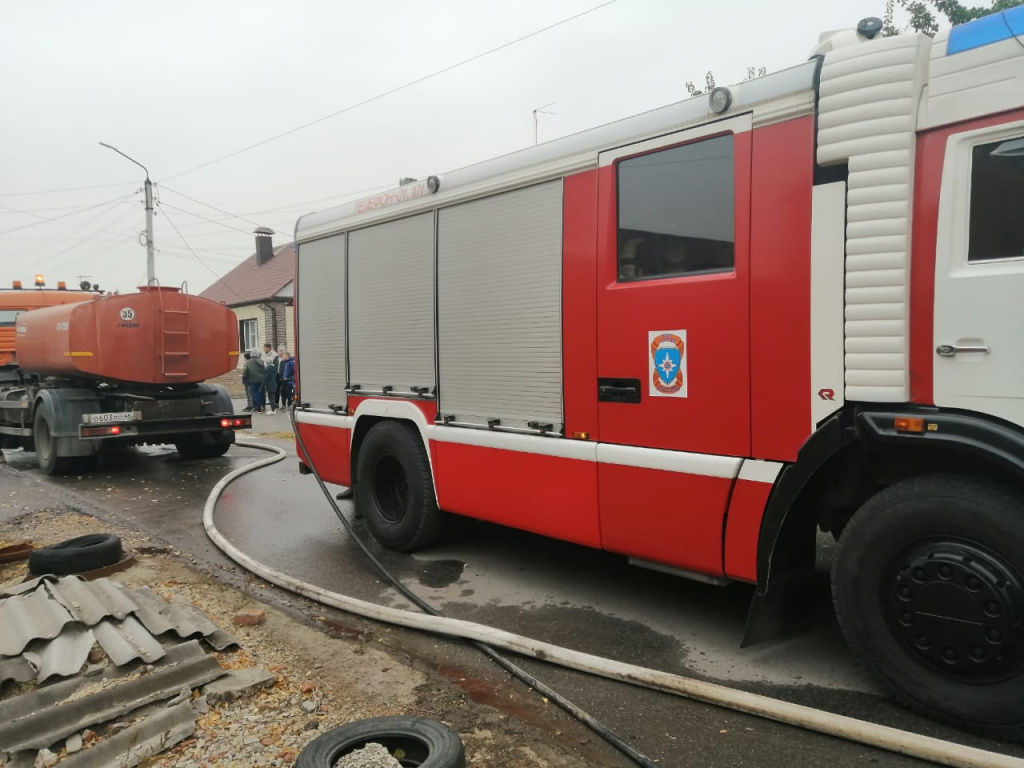 Воскресное утро началось в Ельце с крупного пожара: сгорели частный дом и  автомобиль