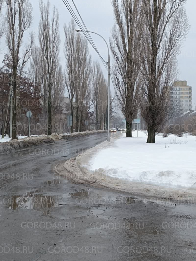 На улице Краснознамённой два автомобиля пробили колёса в дорожной яме