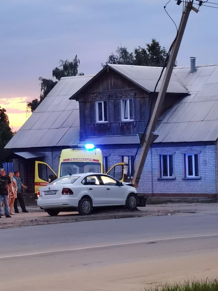 В Ельце «Фольксваген Поло» врезался в столб