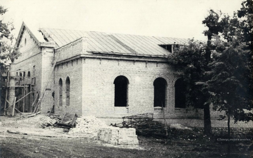 Строящийся кинотеатр в Верхнем парке. 1956 Фото Лященко.jpg