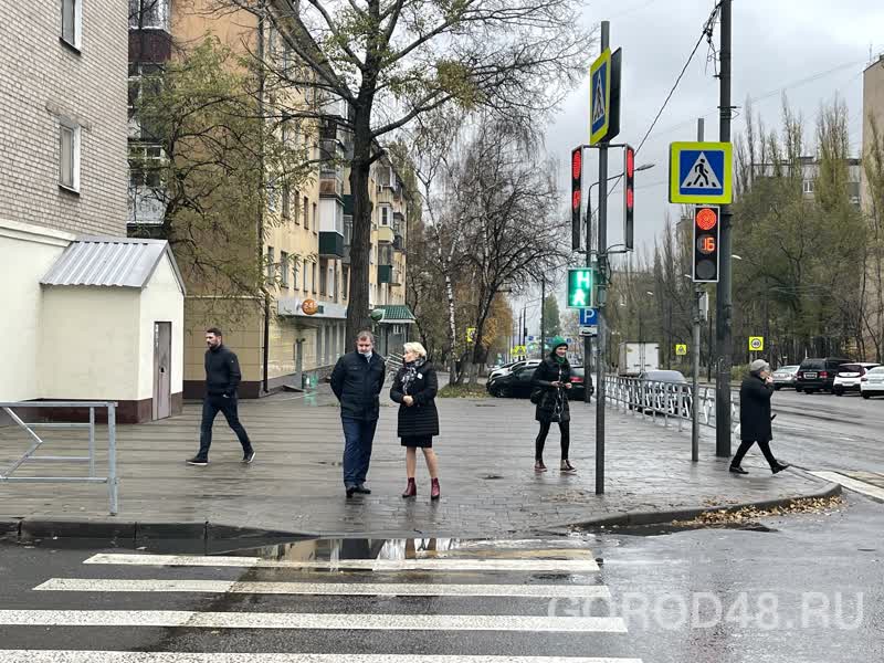 Переход начался. Пешеходный переход. Переходить дорогу. Пешеход переходит дорогу.