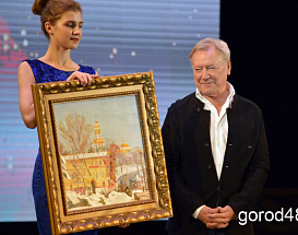 Сергею Шакурову подарили картину с видами Липецка, а Нонну Гришавеву забросали цветами