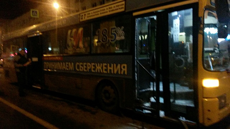 Маршрутка тракторный. Азовцы на автобусах въезжает в Россию.