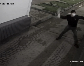 Камера видеонаблюдения записала разбившего окна автомойки мужчину