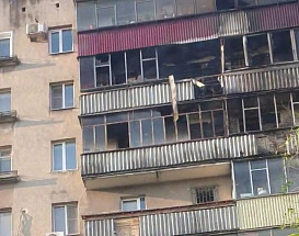 Несколько соседних квартир горели на улице Космонавтов:  огонь переходил по балконам