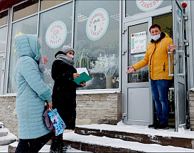 Управление Октябрьским округом проверило, как чистят снег у магазинов