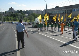 Колонны парада трудовых коллективов вытянулись в Липецке на несколько сотен метров