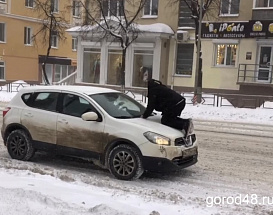 В центре Липецка водитель оседлал машину своего обидчика