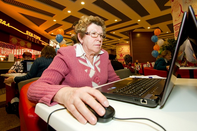 Пенсионера из липецка. Бабушка захватил интернет. Бабуля и Wi Fi. Работа в Липецке пенсионерам. Бабушка в европейском банке фото.
