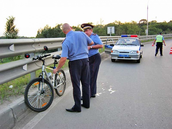 Авария с велосипедистом в санкт петербурге. Сбили велосипедиста на мостовой. Сбили велосипедиста сегодня.