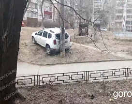 «Мастер парковки»: на Циолковского легковушка врезалась в столб